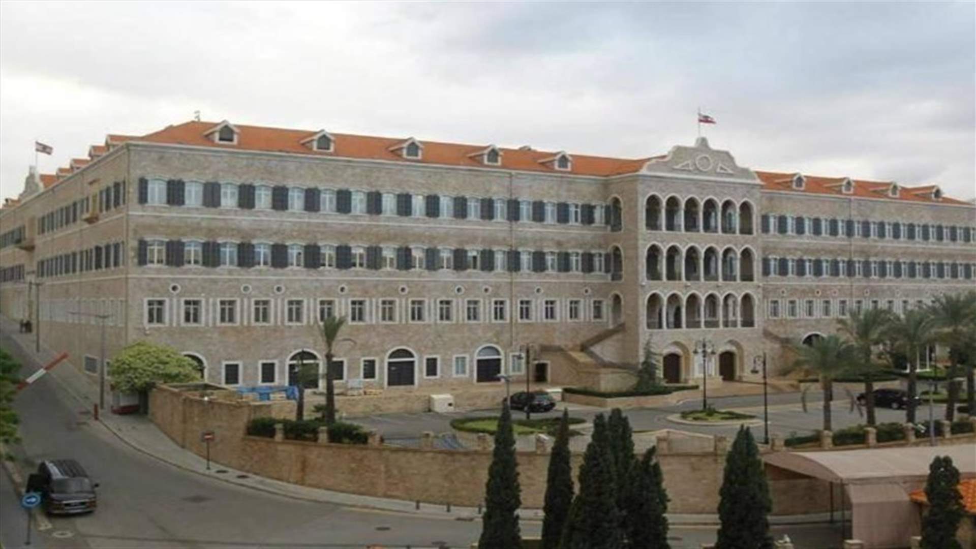 قرار بتمديد العمل بالملاكات الموقتة وعقود الموظفين
