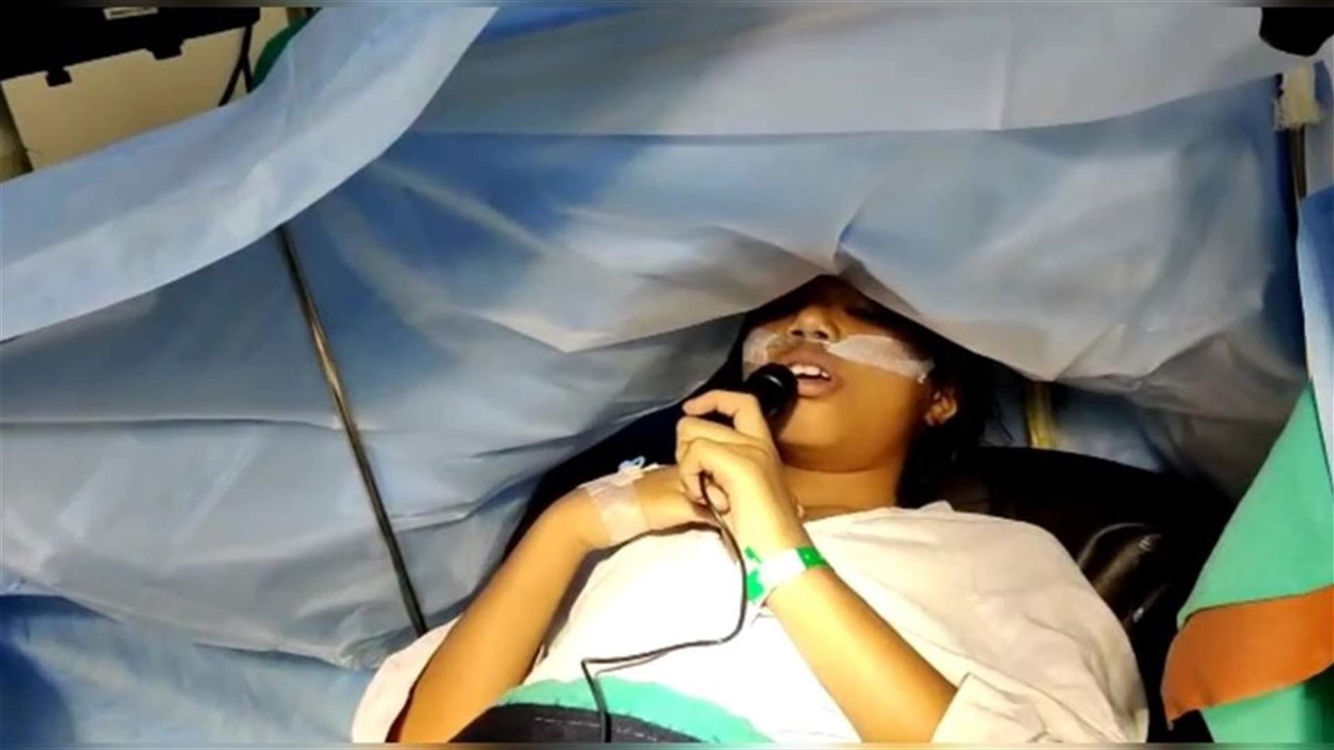 أثناء جراحة خطيرة في الرأس... فتاة تعزف البيانو  (فيديو)