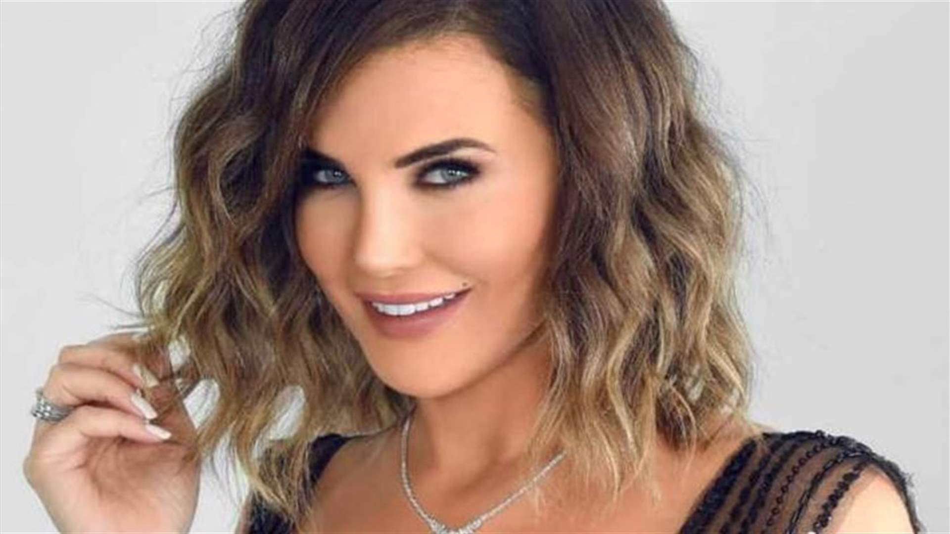 منى أبو حمزة ترحّب بكورونا في عائلتها... وهذه هي الإجراءات الطبيّة الّتي تخضع لها