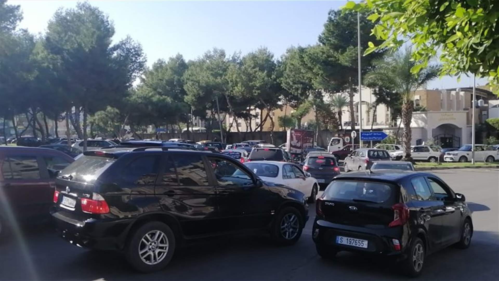 زحمة سير في صيدا ولا سيما في الطرقات المحيطة بالسراي الحكومي والدوار العربي وعناصر من مفرزة سير صيدا تعمل على تسهيل حركة المرور