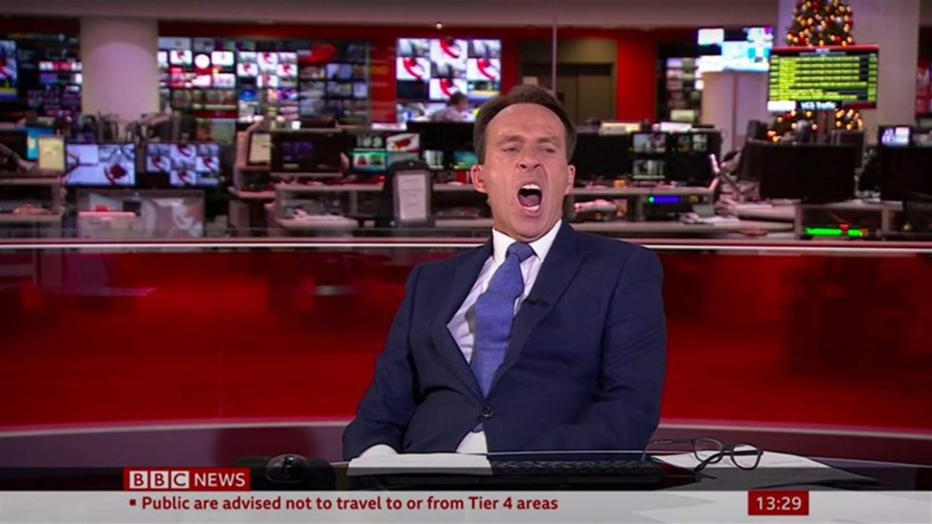 مذيع قناة BBC يظهر بوضع محرج مباشرة أمام الكاميرا... اليكم كيف تدارك الأمر (فيديو)
