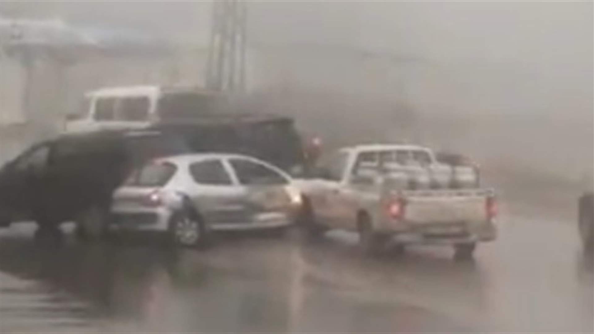 حادث سير بين عددٍ من السيارات في رويسات صوفر... (فيديو)