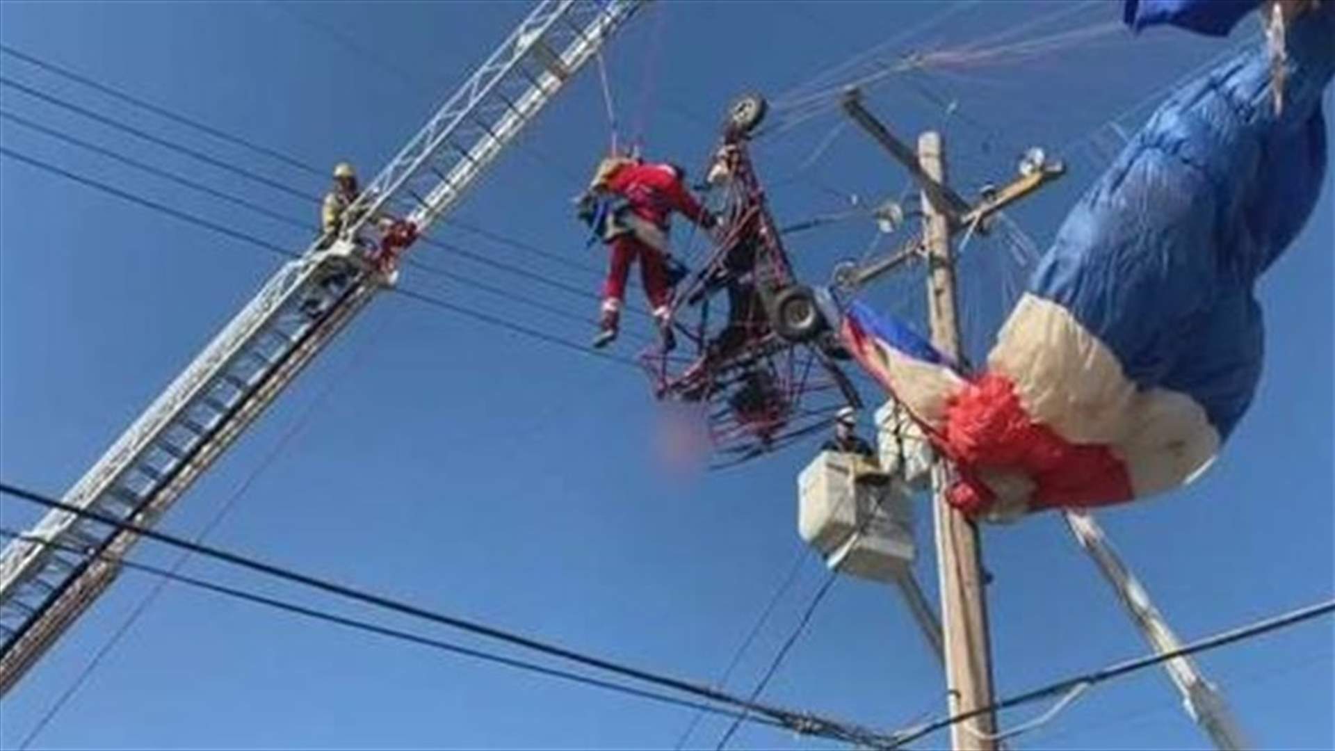 فيديو لعملية إنقاذ بابا نويل من خطوط الكهرباء!