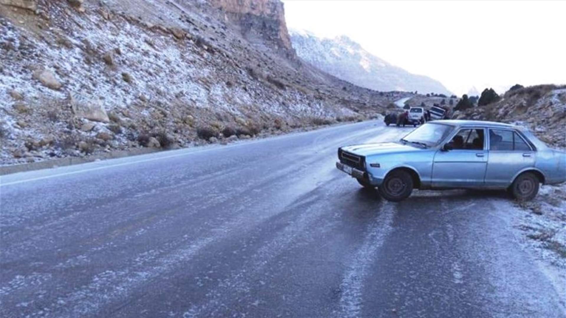 إنزلاق سيارات وشاحنات على طريق الضنية الهرمل  ...