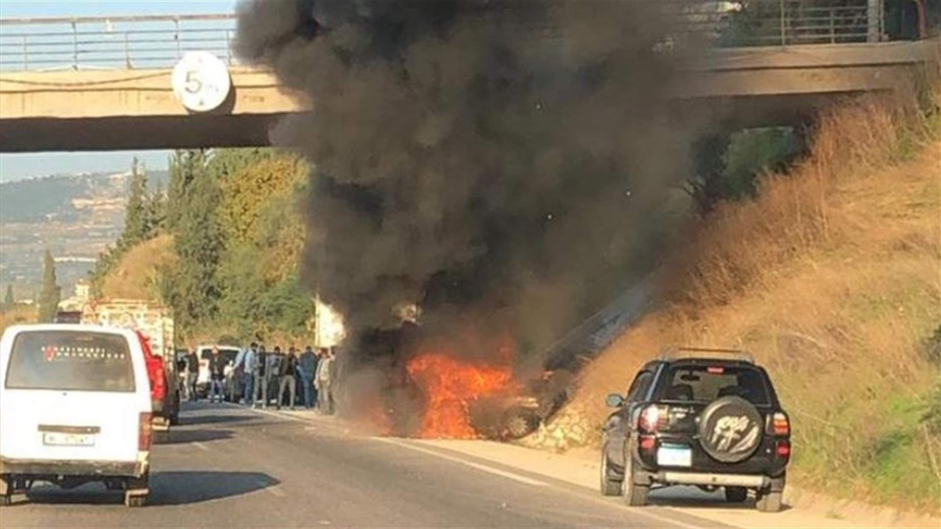 قتيلان باحتراق سيارة بعد اصطدامها بحائط على اوتوستراد شكا