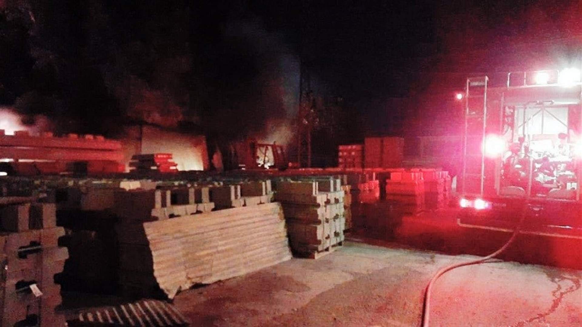 إخماد حريق داخل معمل في نهر إبراهيم