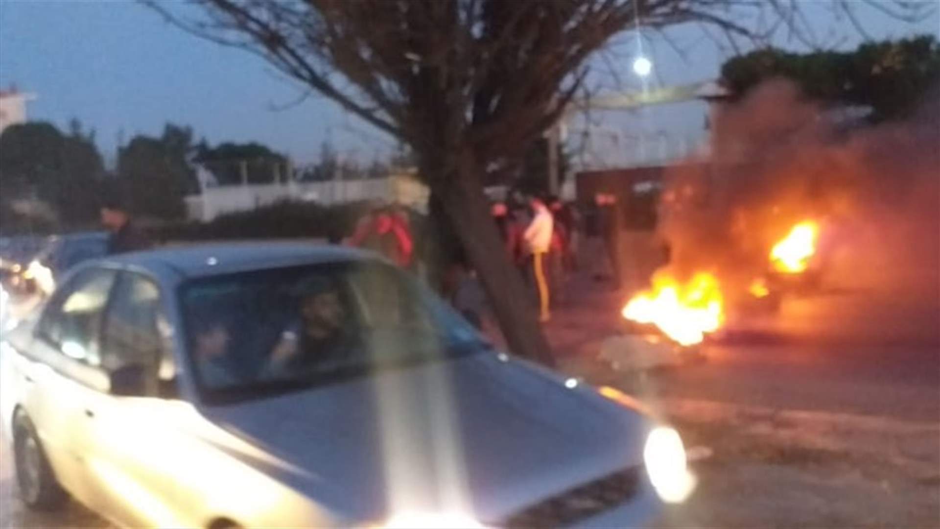 سلب سيارة في بعلبك وقطع طريق الحلانية احتجاجًا على تزايد عمليات السرقة (صورة)