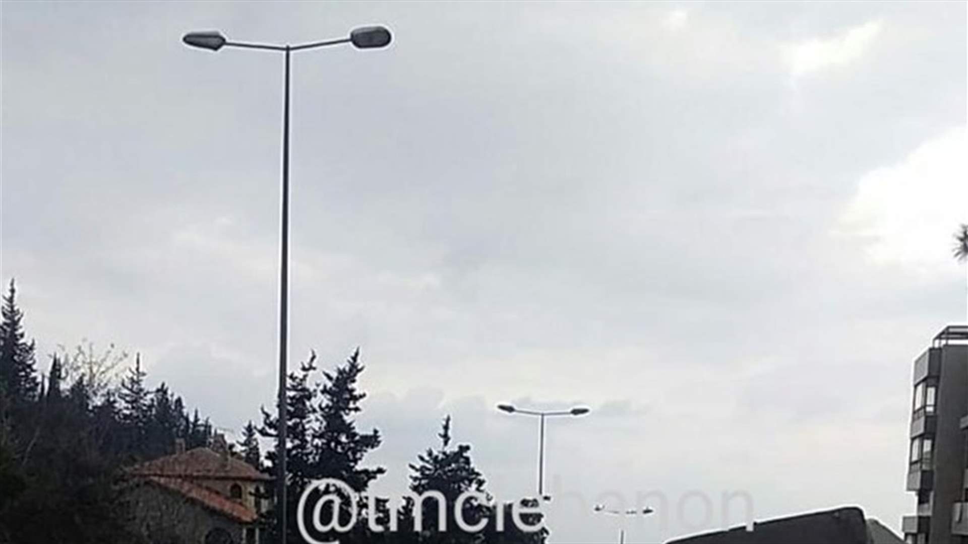 التحكم المروري: تعطل شاحنة على طريق عام بسوس باتجاه الجمهور ودراج من مفرزة سير بعبدا يعمل على تسهيل السير في المحلة