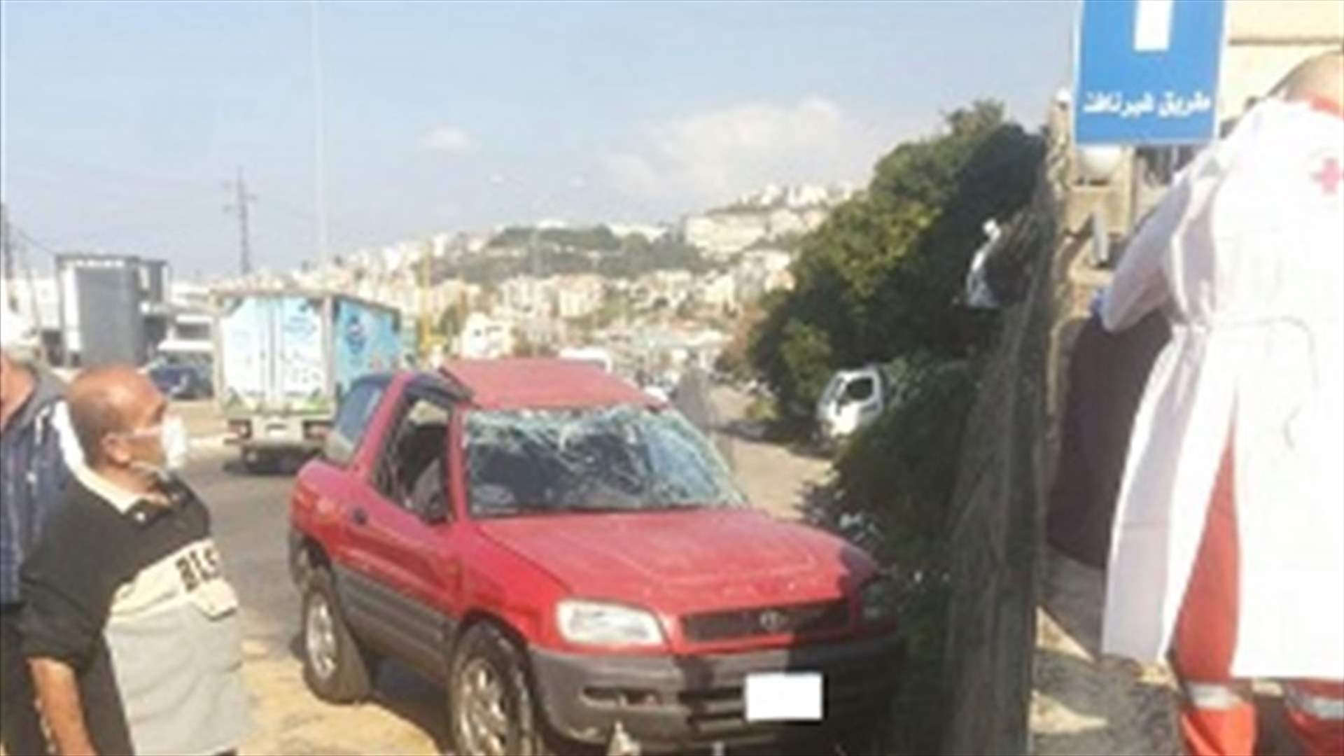 التحكم المروري: جريح نتيجة اصطدام مركبة بحائط على اوتوستراد نهر ابراهيم باتجاه جبيل ودراج من مفرزة سير جونية يعمل على المعالجة وتسهيل السير في المحلة