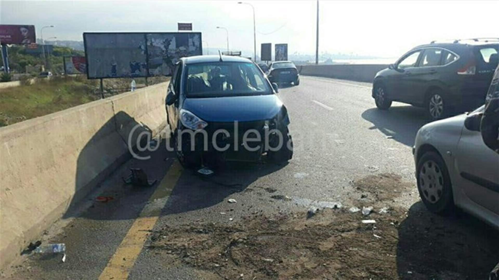 التحكم المروري: 3 جرحى نتيجة تصادم بين مركبتين على اوتوستراد الرميلة باتجاه صيدا ودراج من مفرزة سير بعبدا يعمل على المعالجة وتسهيل السير في المحلة