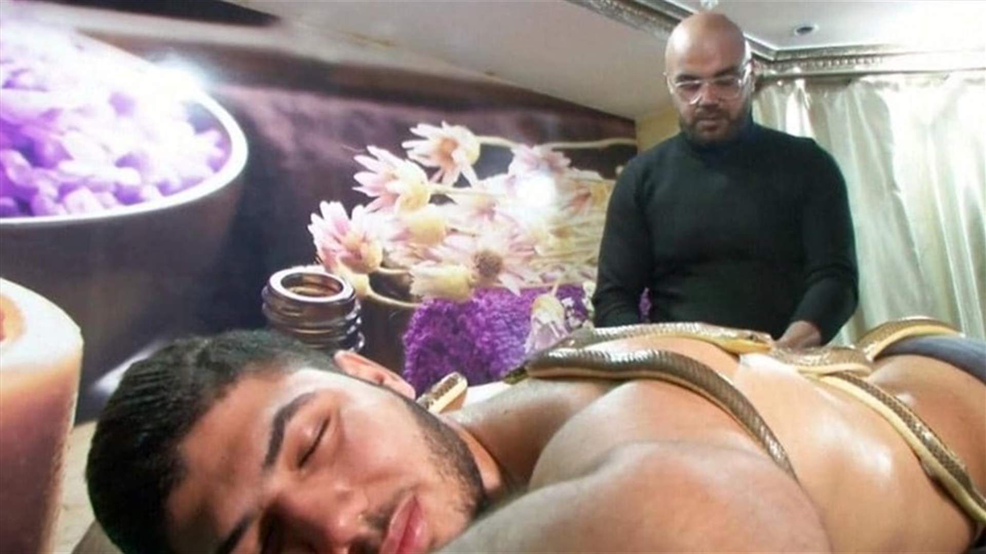 في مصر... منتجع صحيّ يقدّم &quot;التدليك بالثعابين&quot; لأصحاب القلوب القوية