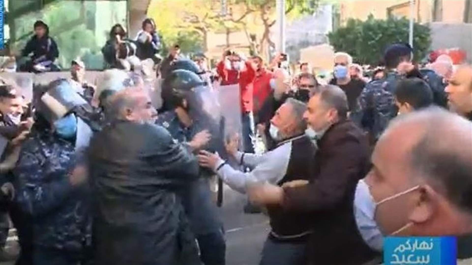 Families of Lebanese students abroad hold sit-in outside Central Bank-[VIDEO]