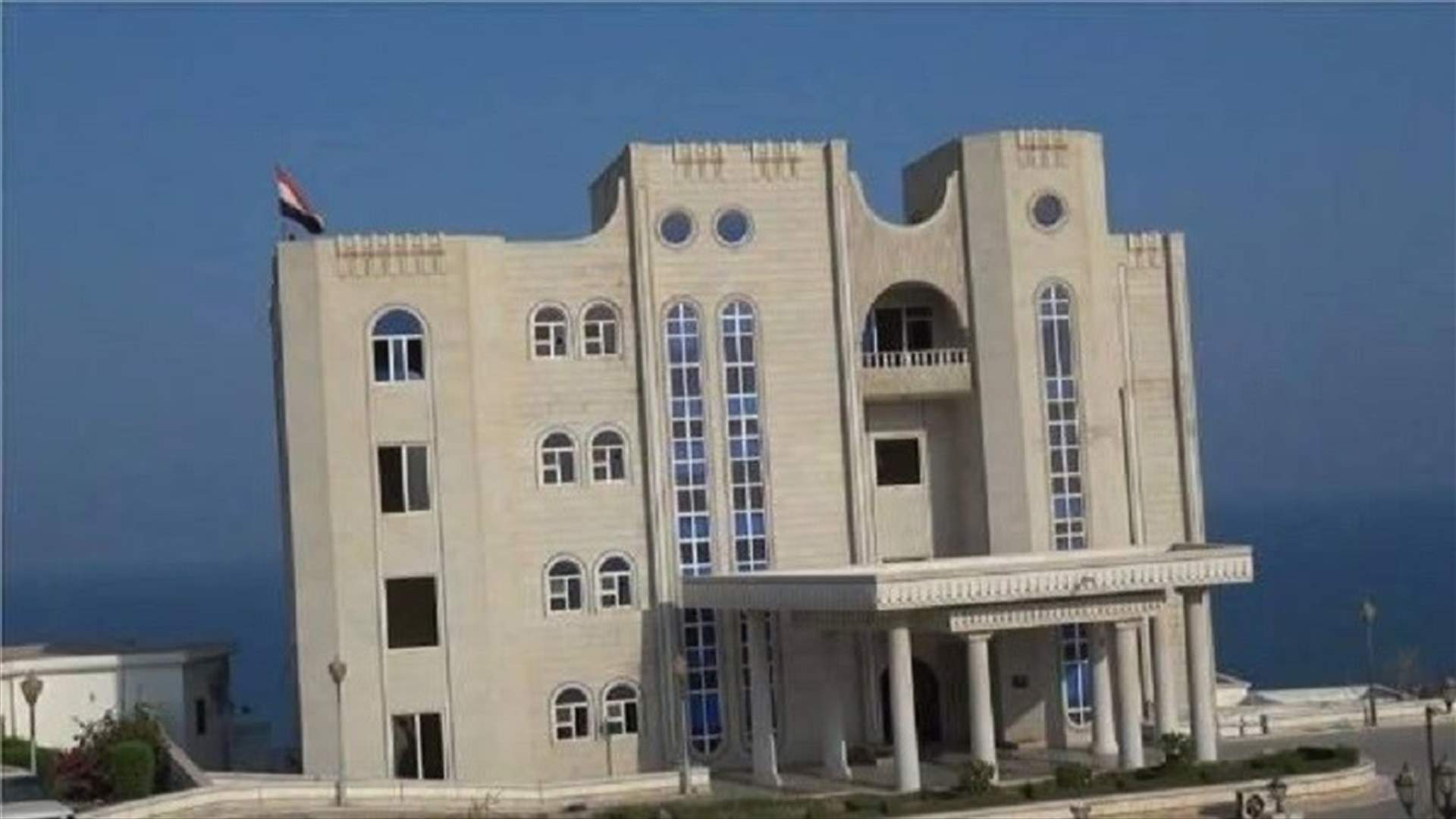 دوي انفجار قرب قصر المعاشيق الذي نقل إليه مجلس الوزراء اليمني بعد هجوم على مطار عدن