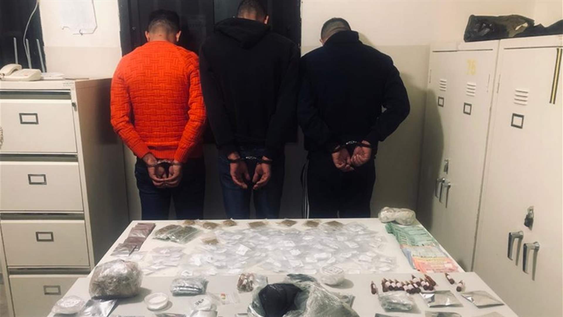 قوى الأمن توقف ثلاثة أشخاص كانوا بصدد تسليم مخدرات لمروجين لتوزيعها في ليلة رأس السنة ...