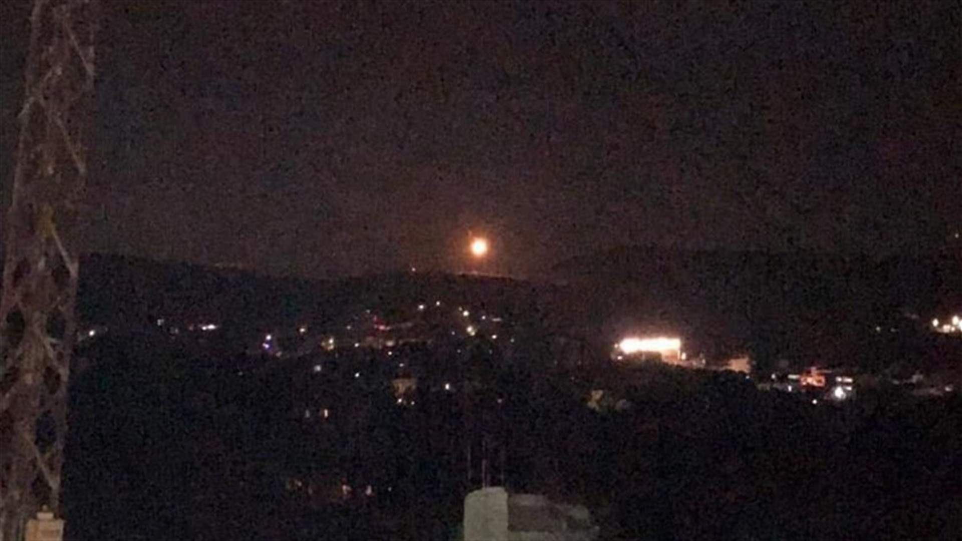 قنابل مضيئة عند حدود ميس الجبل...