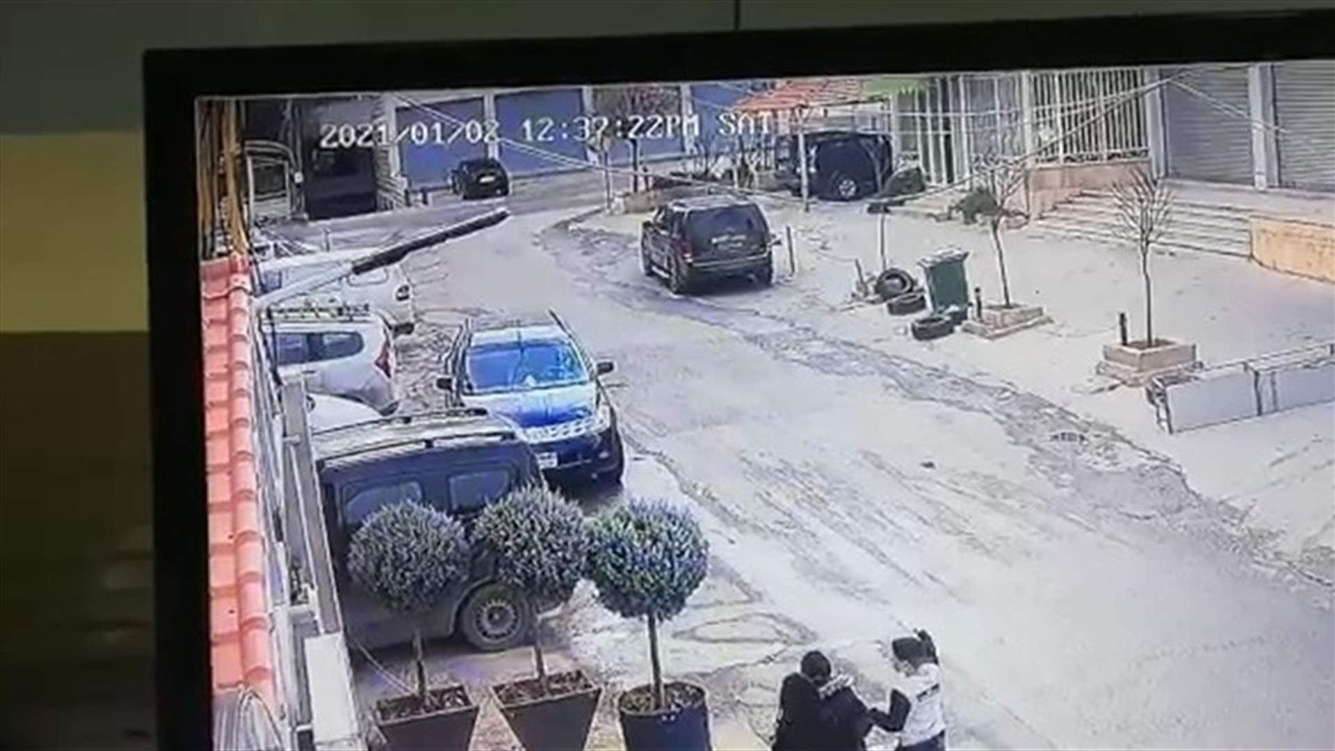 فيديو للحظة الاعتداء بالعصي على طبيب في دورس - بعلبك