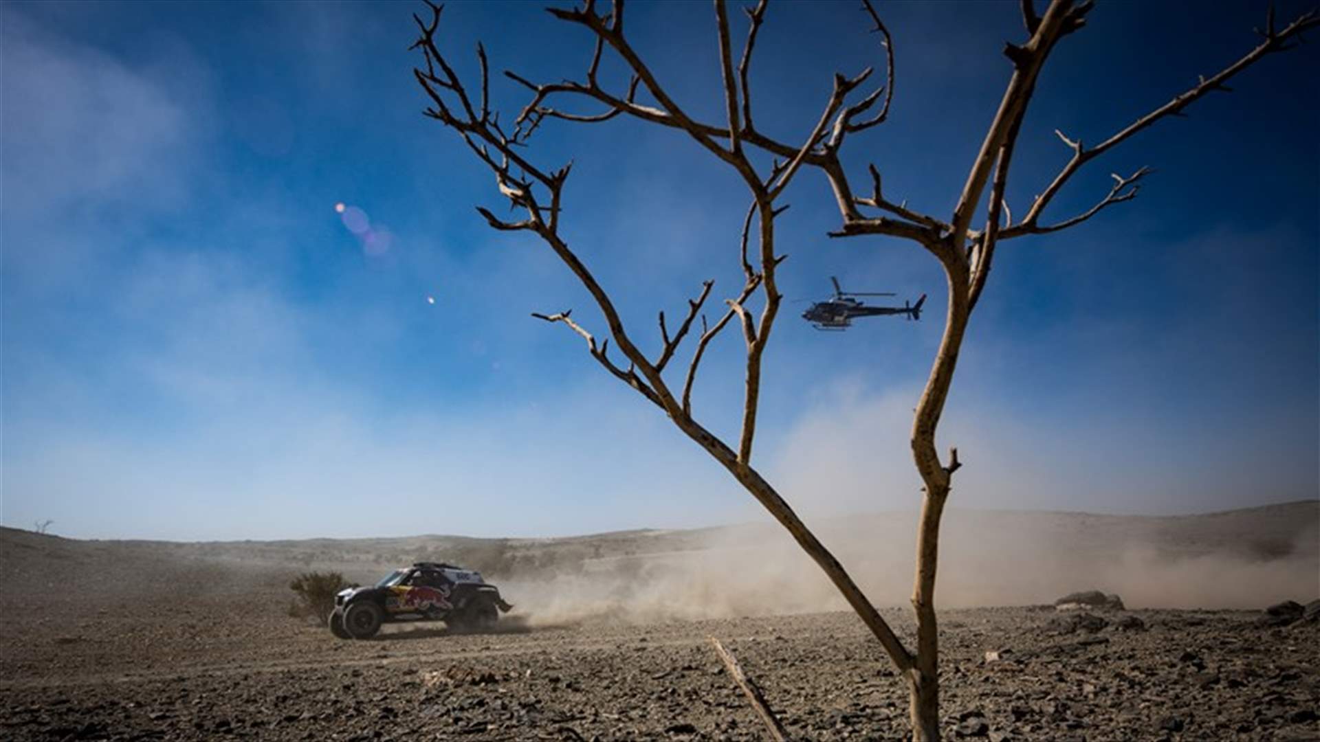 كارلوس ساينز يبدأ حملة الدفاع عن لقبه بفوزه في المرحلة الأولى