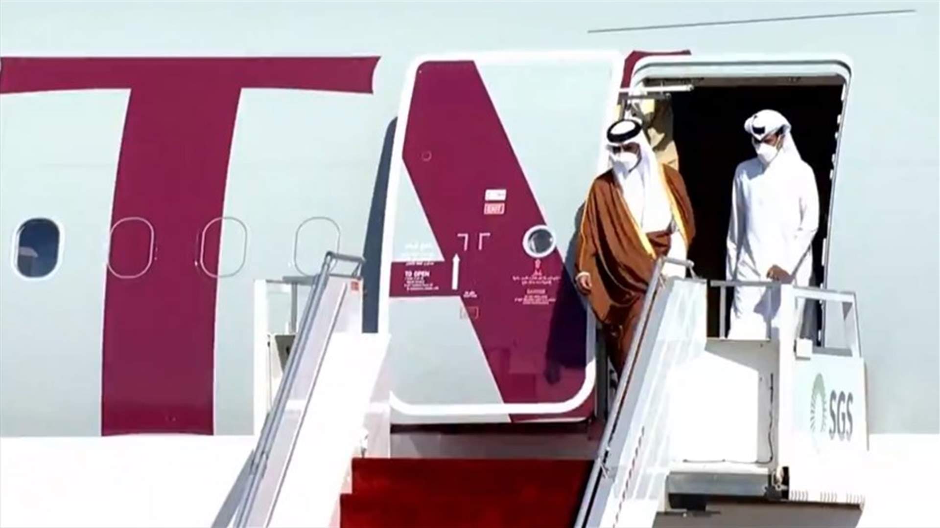 سلام حارّ وعناق طويل بين أمير قطر وبن سلمان... (فيديو)