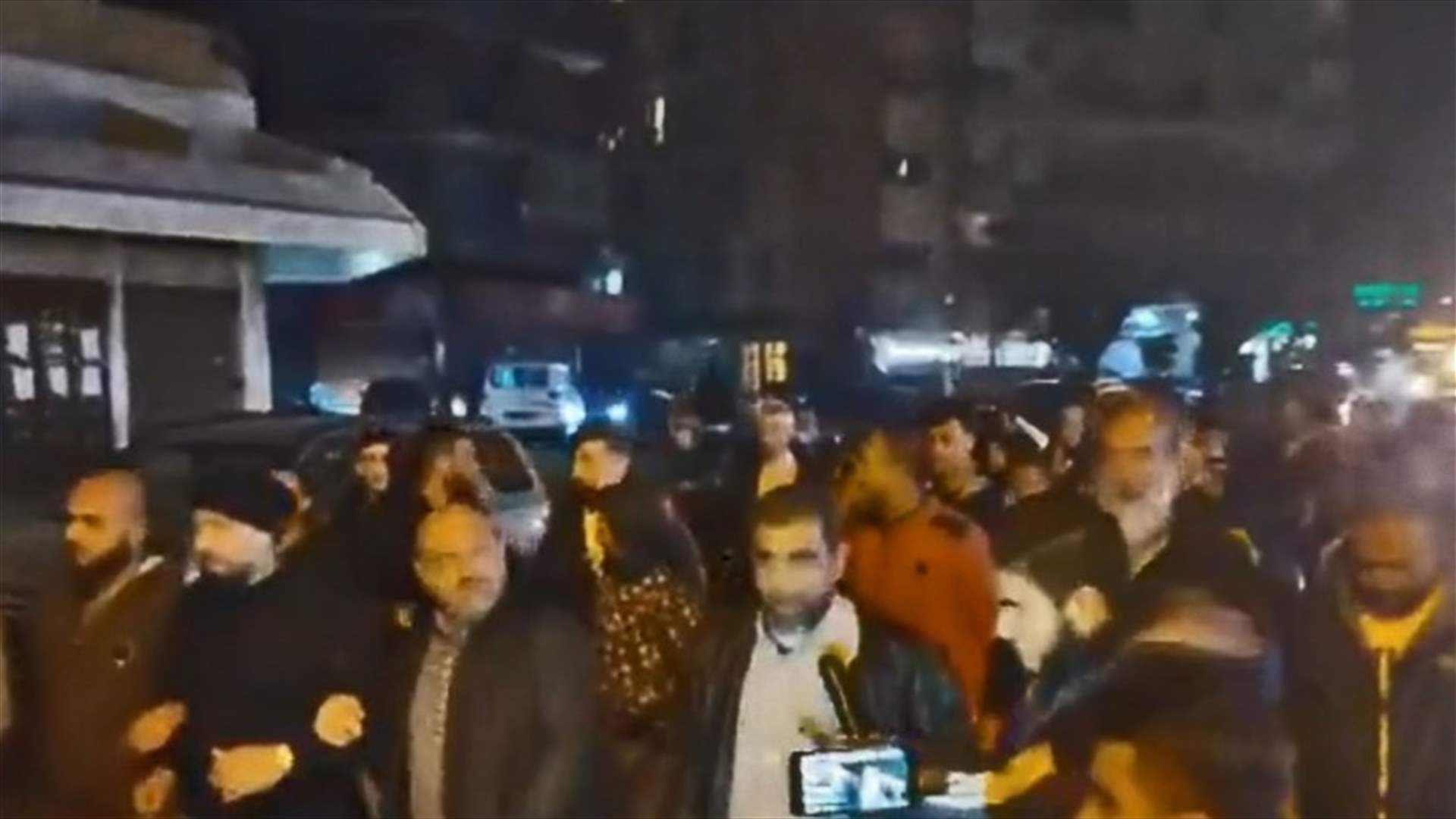 مسيرة احتجاجية من ساحة النور باتجاه منازل عدد من السياسيين