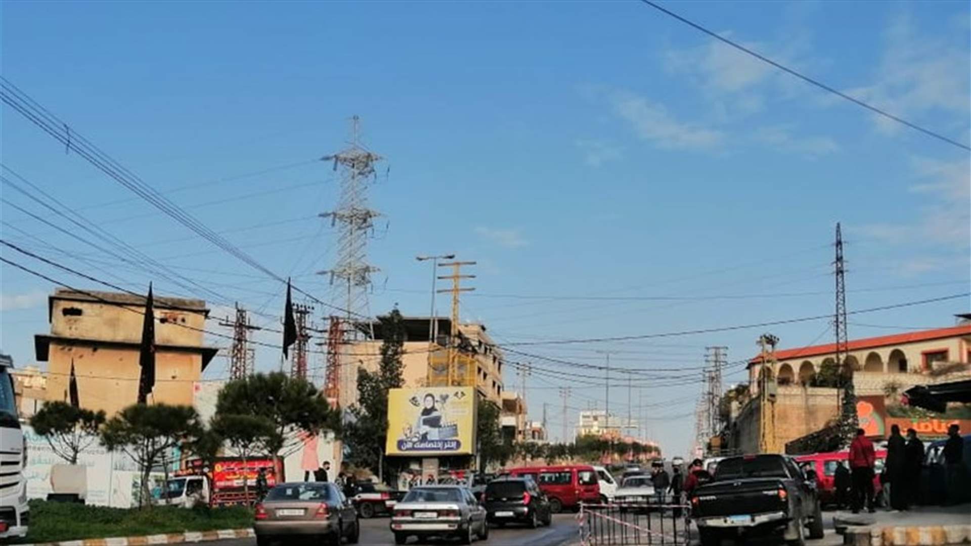 إغلاق جزئي لدوار كفررمان باتجاه بيروت من قبل الفانات العمومية والقوى الأمنية تعمل على تسهيل حركة السير