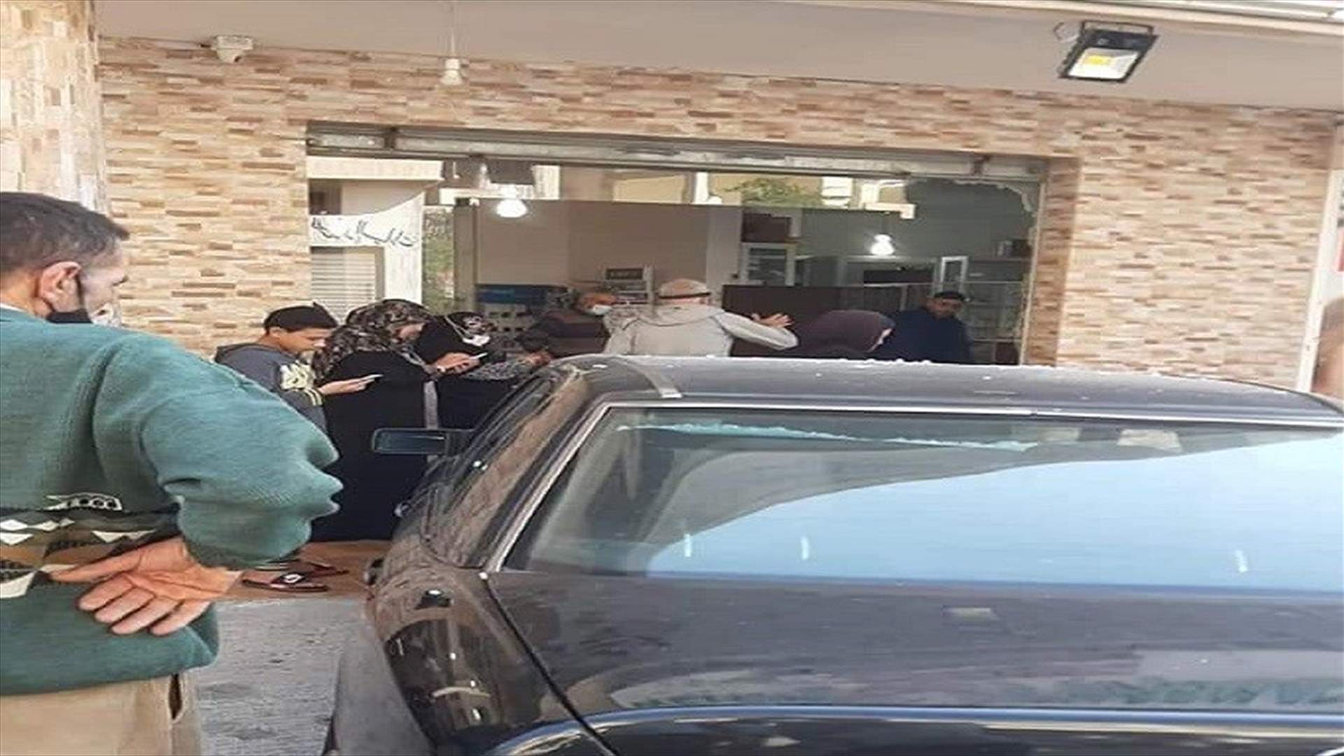 سيارة تجتاح واجهة صيدلية في عدلون (صورة)