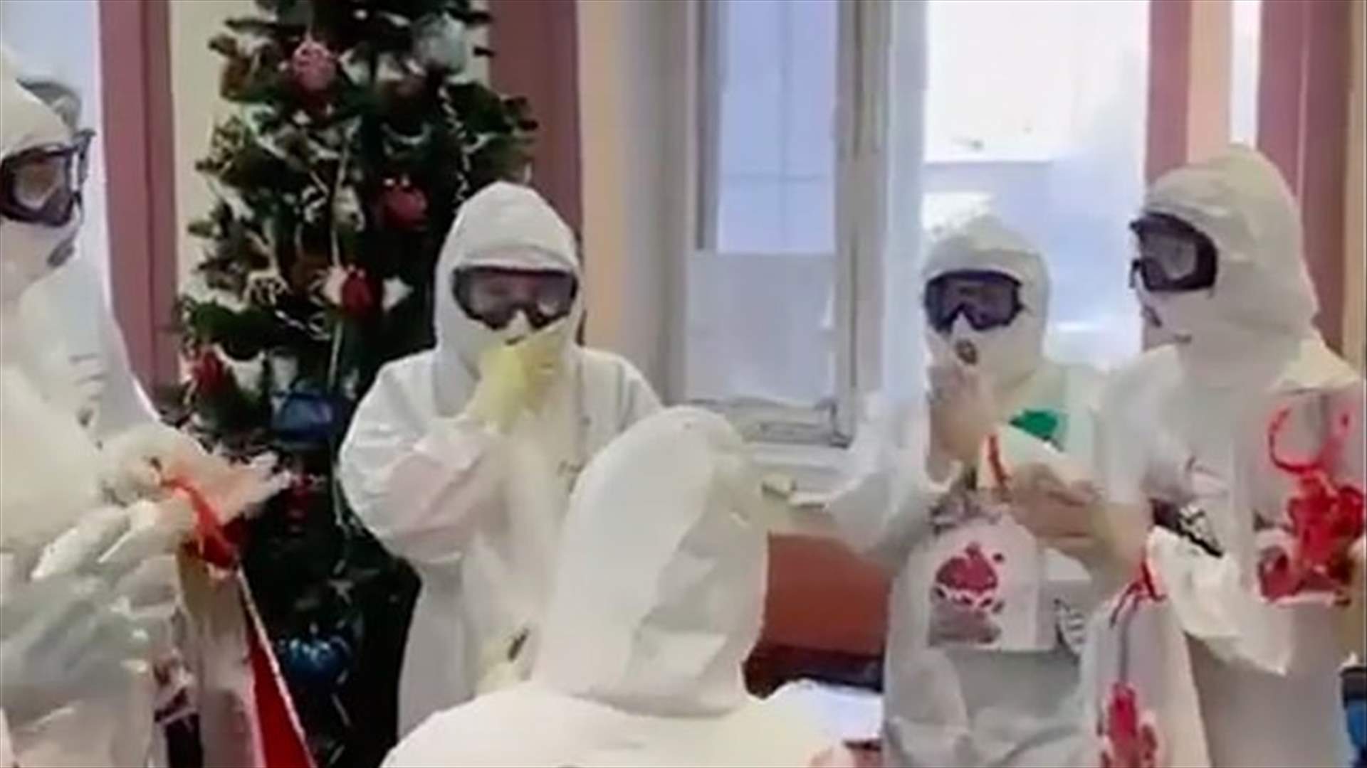 طبيب يطلب يد حبيبته بالبدلة الواقية... لحظة فرح في زمن كورونا (صور)