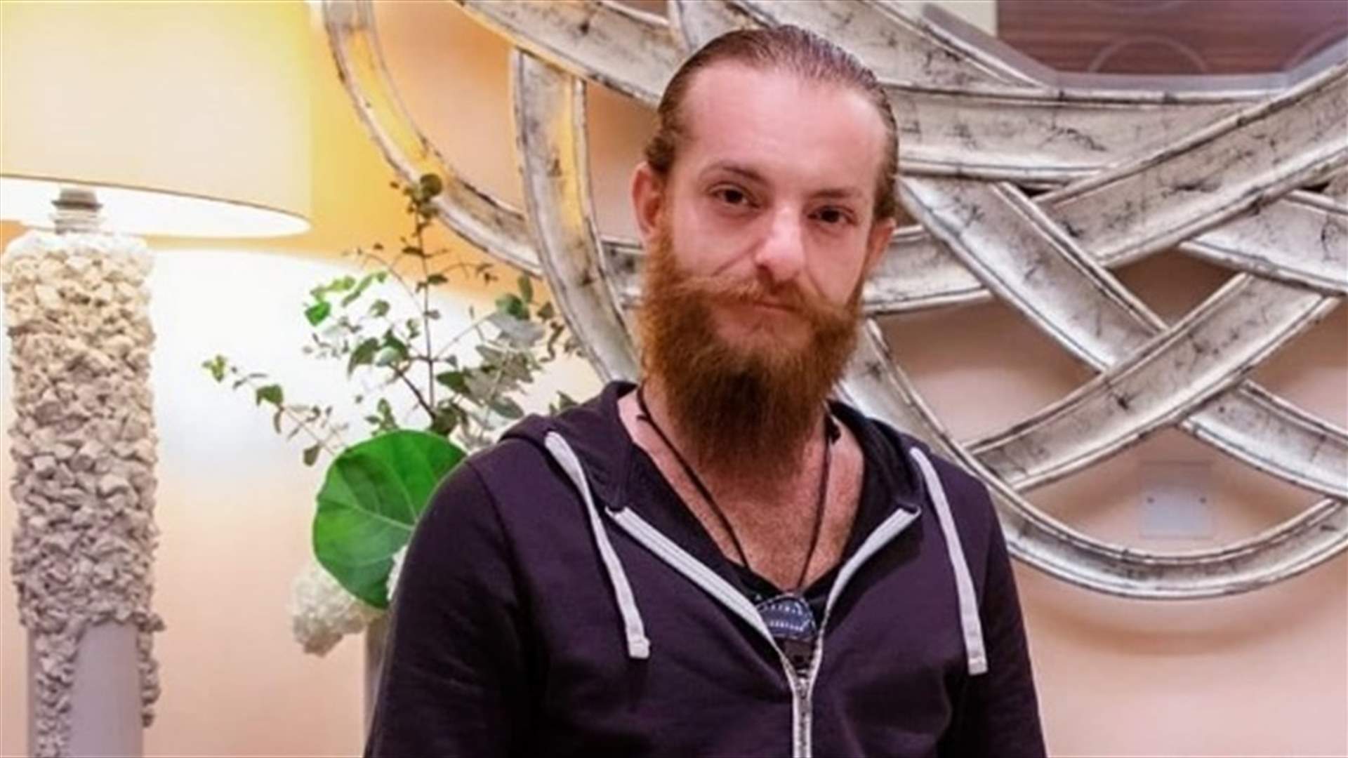 أويس مخللاتي يثير الغضب في عزاء حاتم علي بسبب صور نشرها
