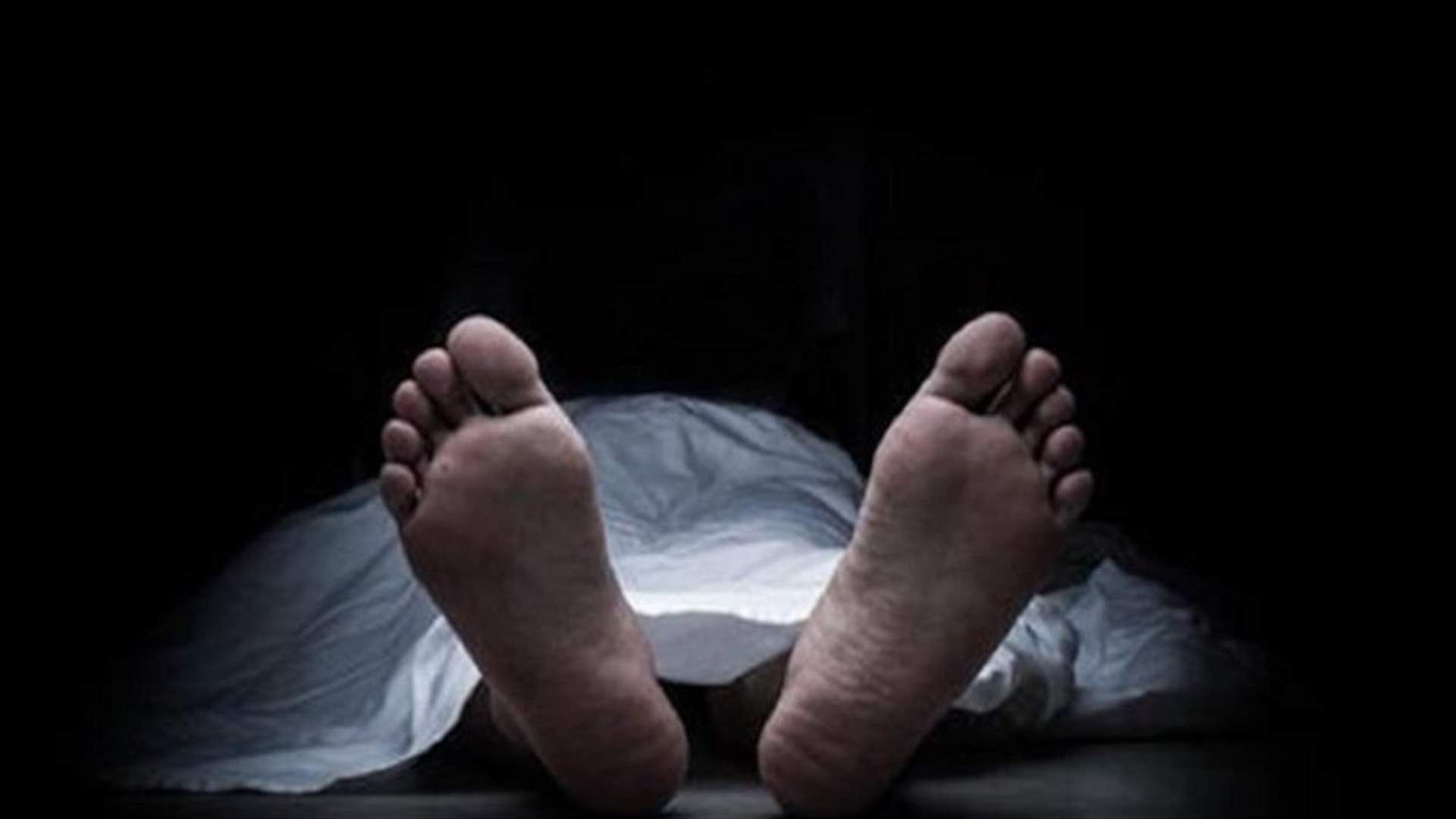 شقيقتان تحتفظان بجثة والدهما... ما السبب؟