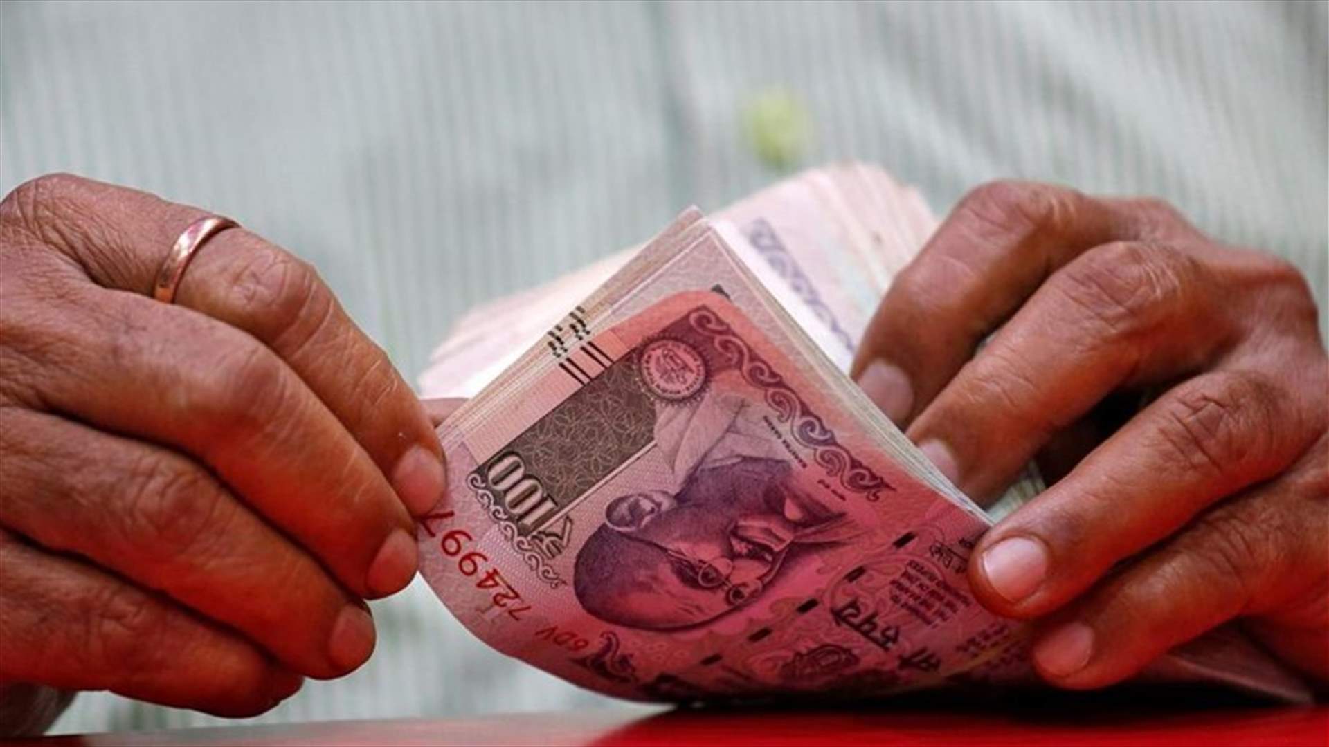 لتمويل مراسم دفنه… هنود يحملون جثّة جارهم إلى المصرف طلباً لمدخّراته