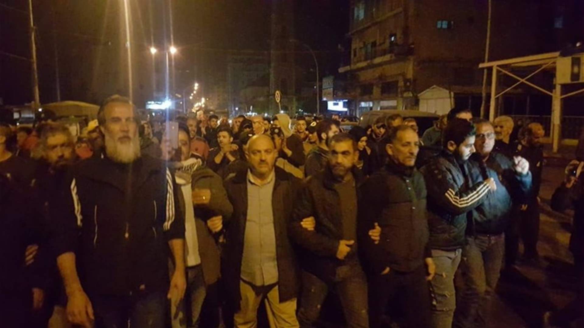 المتظاهرون في طرابلس خرقوا منع التجول وانطلقوا من ساحة النور إلى ساحة التل ... ماذا في التفاصيل؟