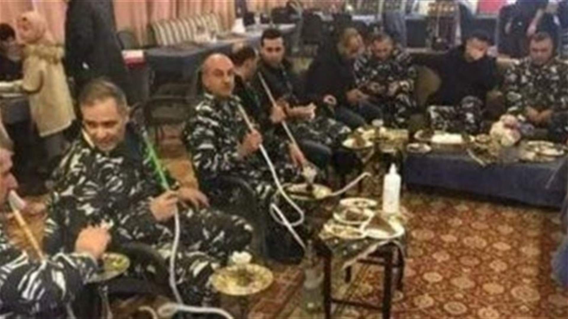 ISF members seen having shisha inside a caf&eacute; with no social distancing-[PHOTO]
