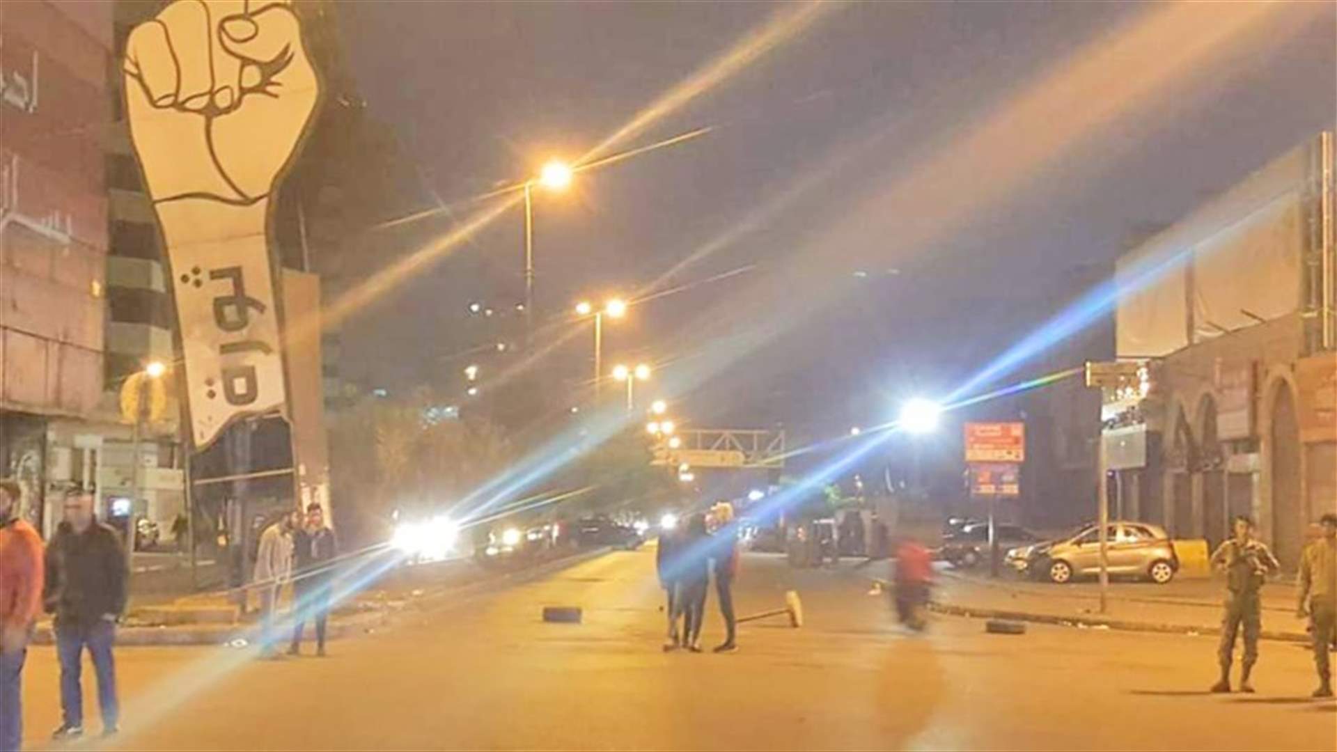 إغلاق مداخل ساحة النور احتجاجا على تردي الاوضاع الاقتصادية