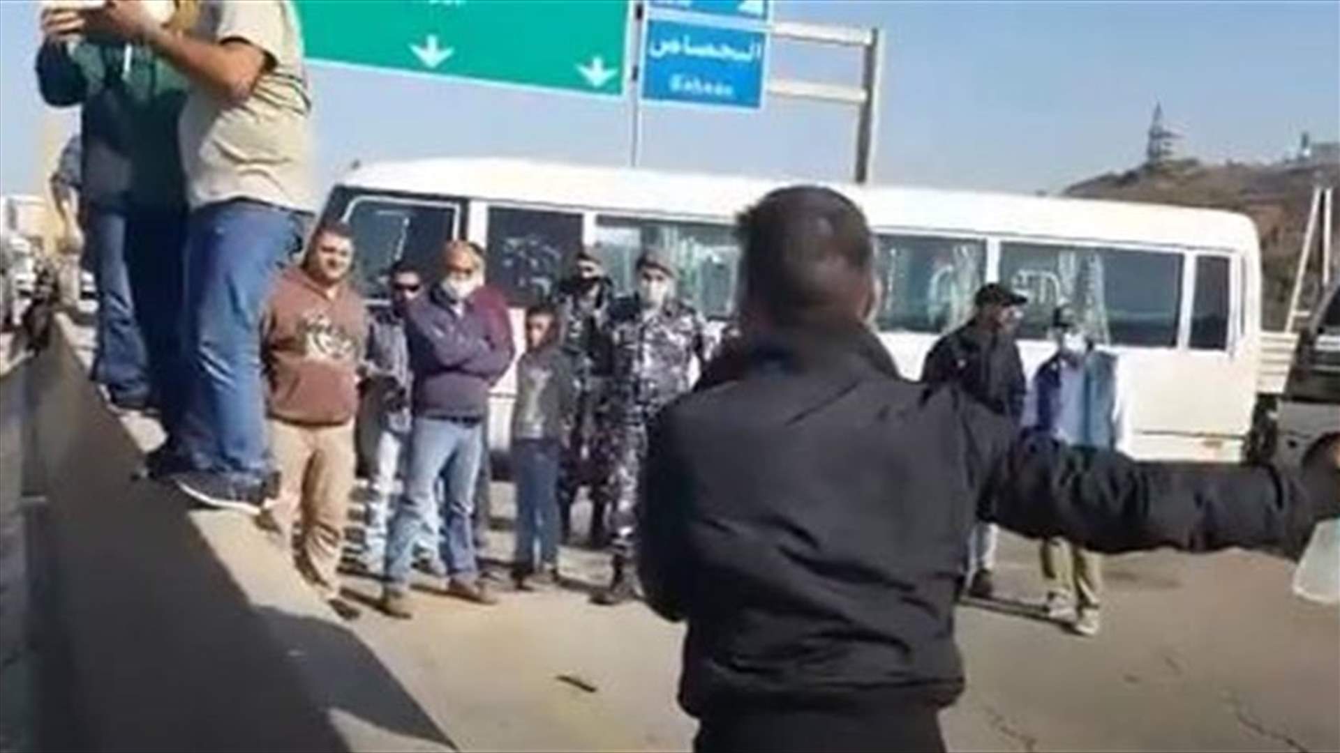 Bus and taxi drivers block Palma highway in both directions-[VIDEO]