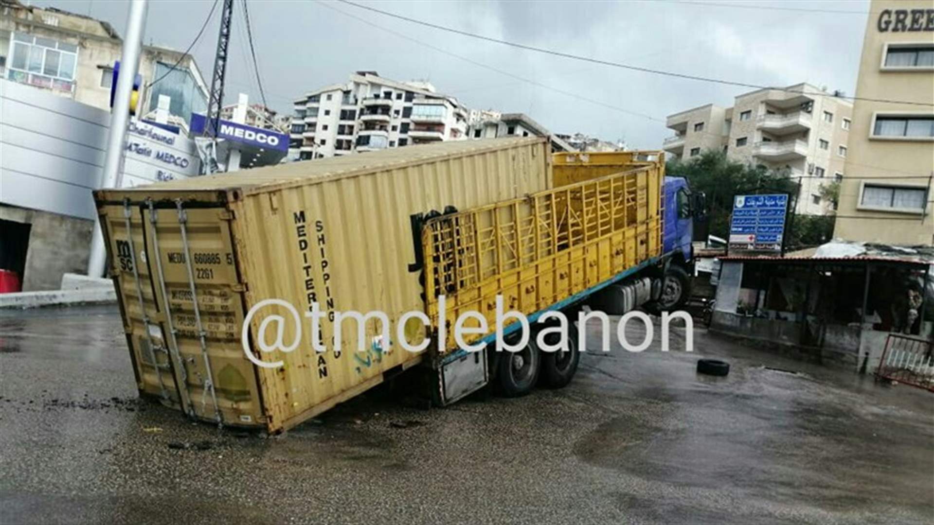 التحكم المروري: انزلاق حاوية عن شاحنة قرب محطة الريشاني في الشويفات من دون قطع للسير ودراج من مفرزة بعبدا في المحلة للمعالجة (صورة)