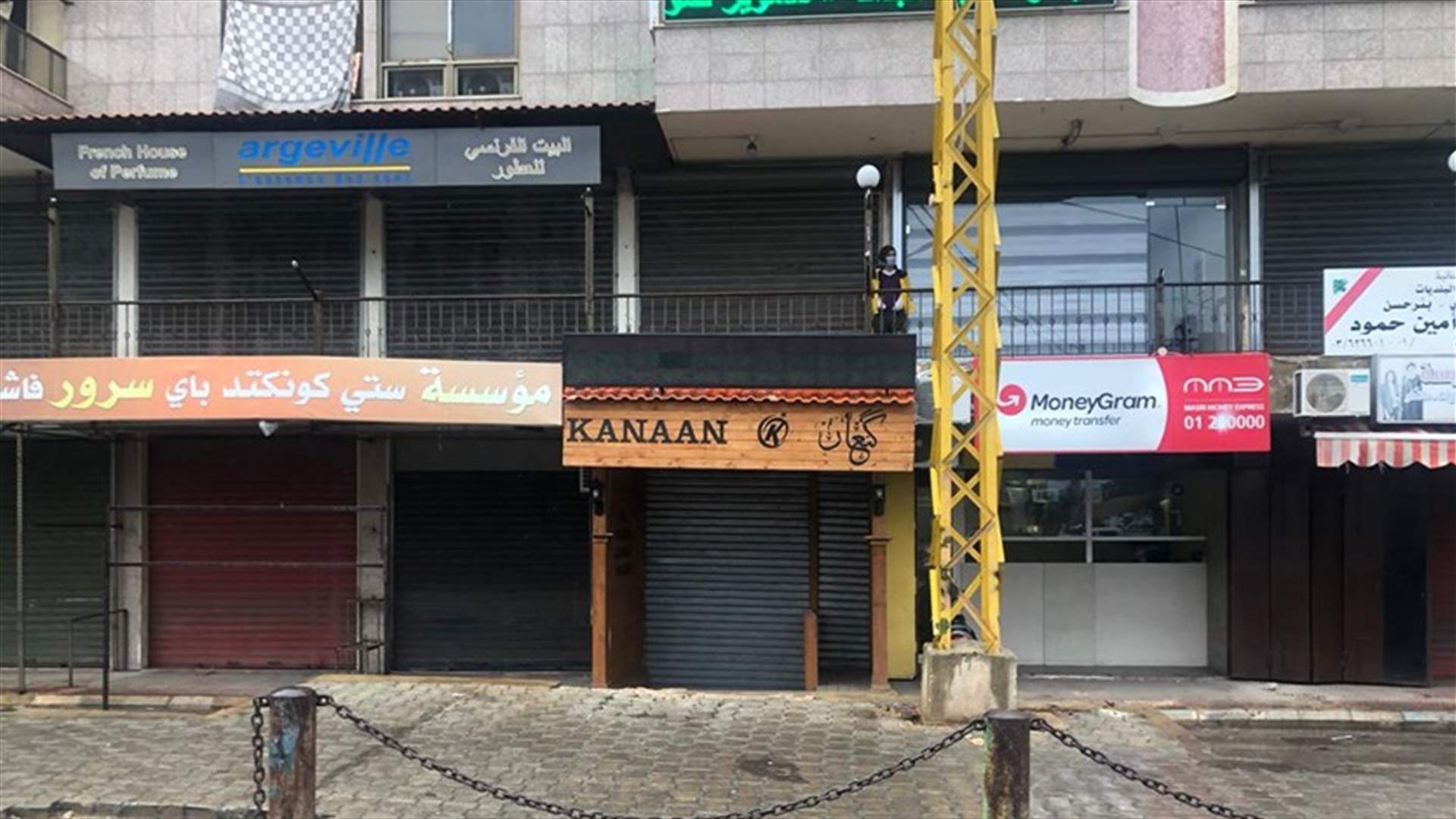 في اليوم الأول.. سوق صبرا يلتزم بالاقفال العام (صور)