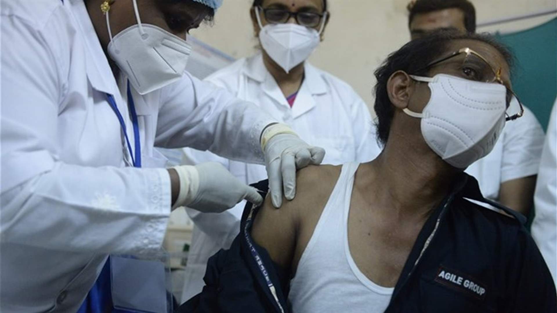 عامل نظافة أول شخص يتلقى لقاح كورونا في حملة تطعيم بالهند