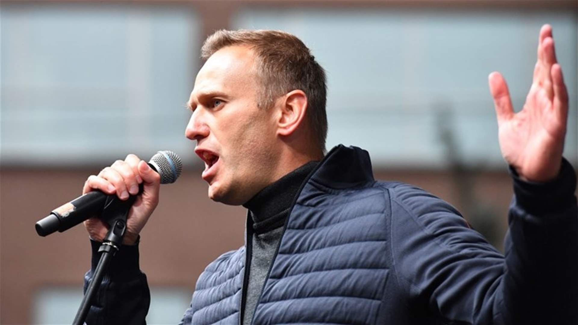 Kremlin critic Alexei Navalny due to fly back to Russia despite arrest threat