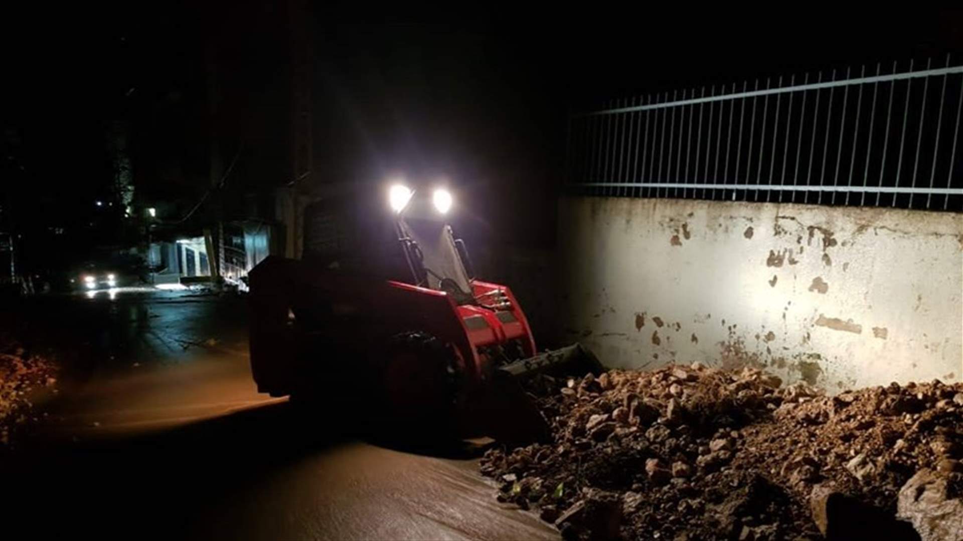 إنهيار جدار في سير الضنية بسبب السيول (صورة)