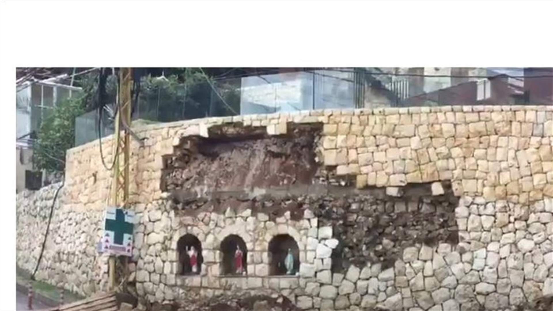 لحظة انهيار حائط بالكامل في ذوق مصبح (فيديو)