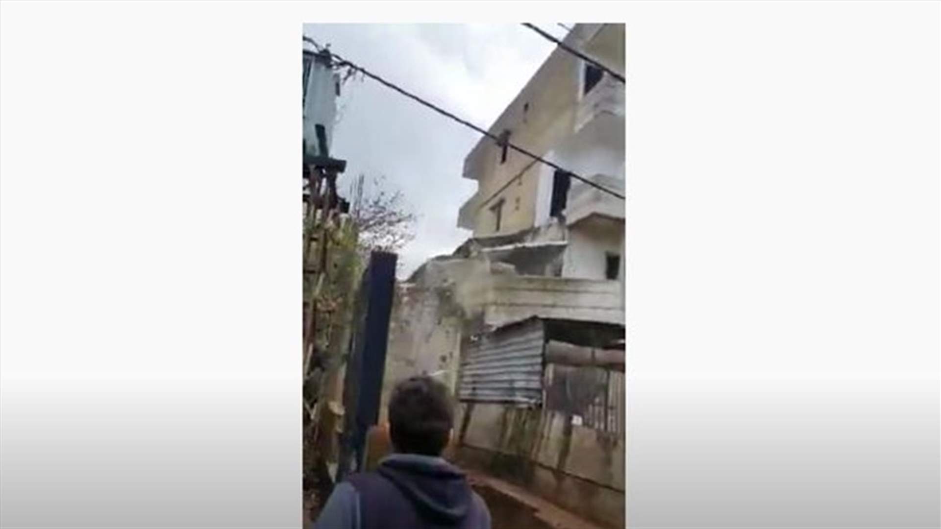 انهيار شرفة احد المنازل في برقايل... (فيديو)