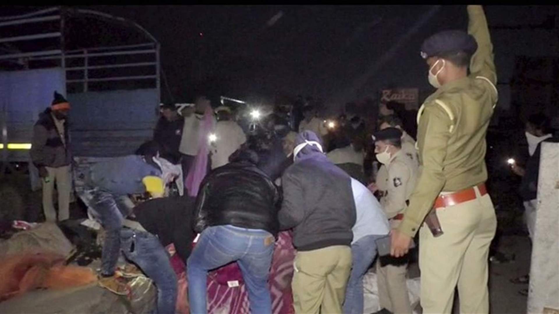 شاحنة تقتل 15 شخصاً دهساً خلال نومهم على قارعة طريق في الهند