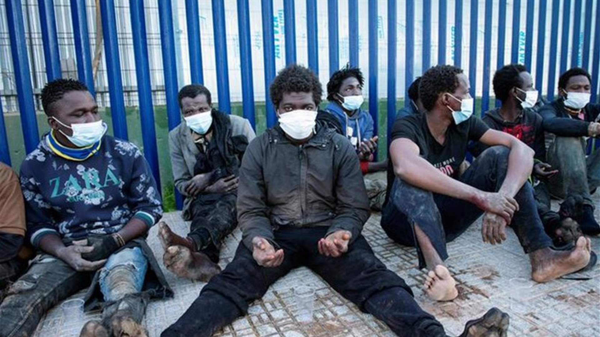 مهاجرون يتسلقون سياجا ارتفاعه 6 أمتار ...ويقتحمون جيب مليلية الإسباني