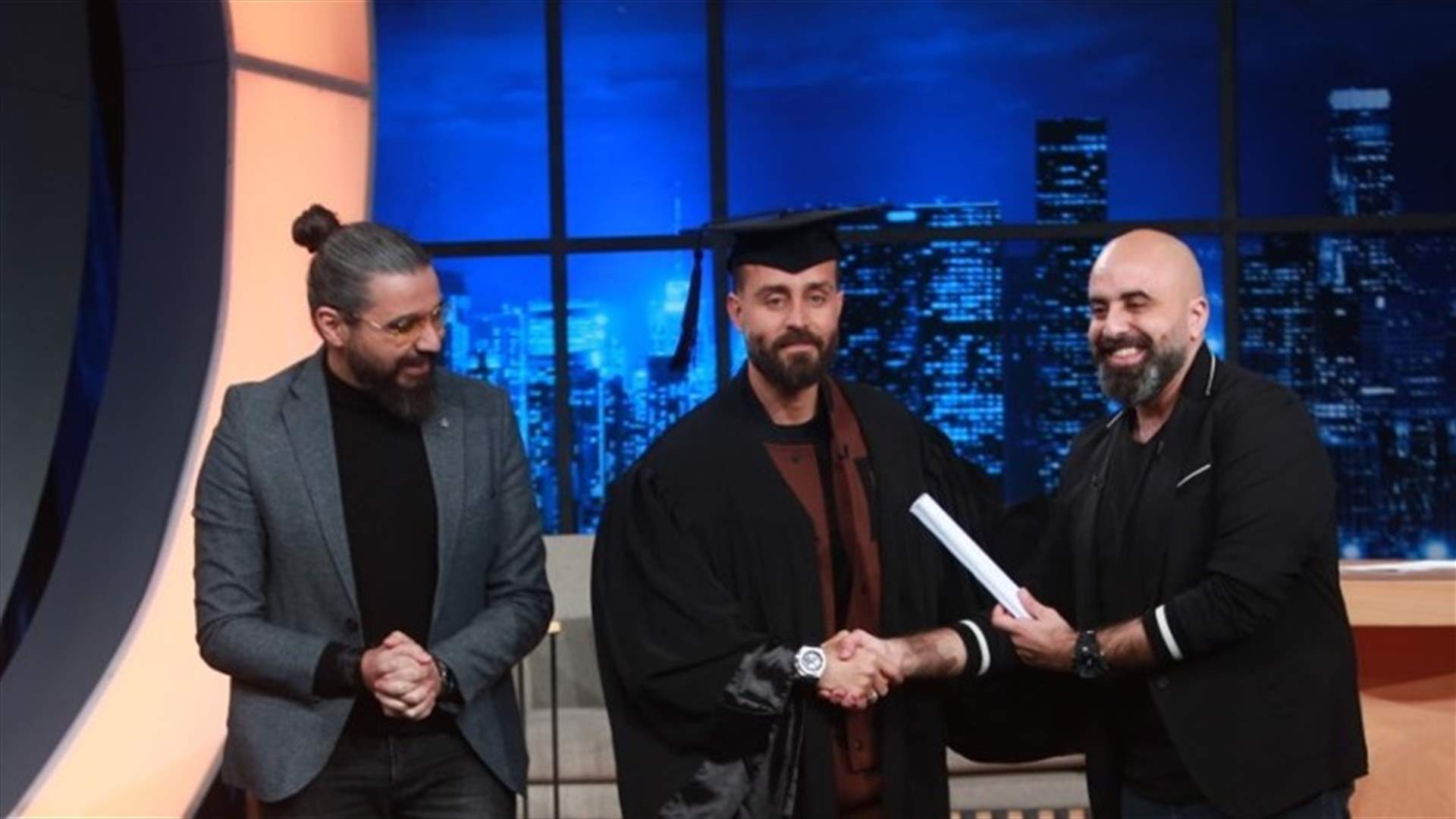 سعد رمضان يحتفل بتخرجه في &quot;لهون وبس&quot;... ثوب وشهادة من هشام حداد