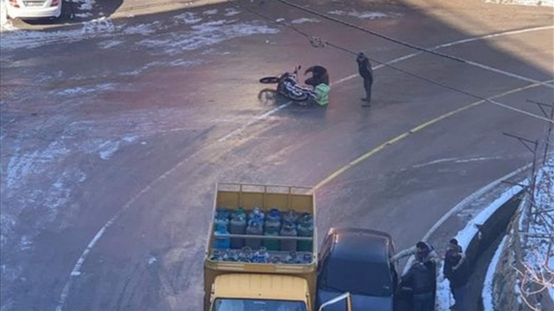 انهيار منزل في عاصون... وانزلاق سيارات بسبب الجليد في بقاعصفرين