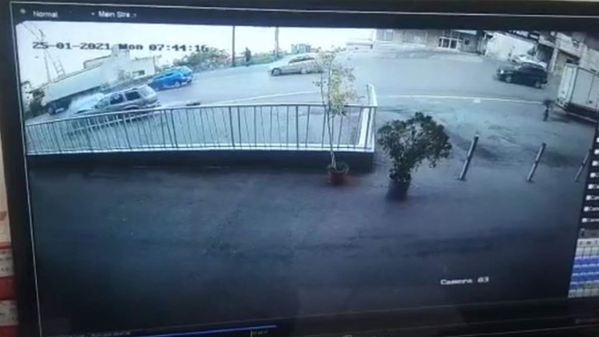 لحظة وقوع حادث سير مروّع في المطيلب... (فيديو)