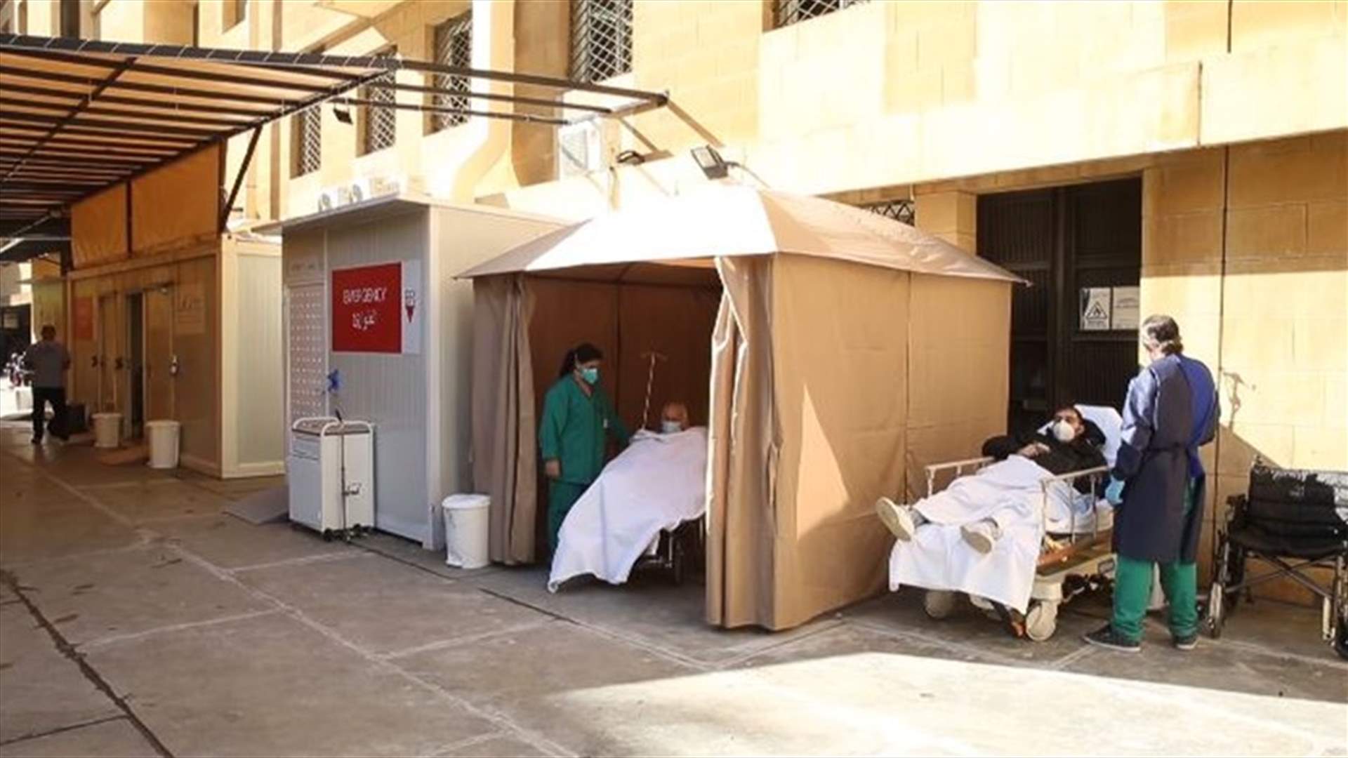على الرغم من زيادة غرف كورونا..  مستشفى رزق يستقبل المرضى في الباحة أمام الطوارئ