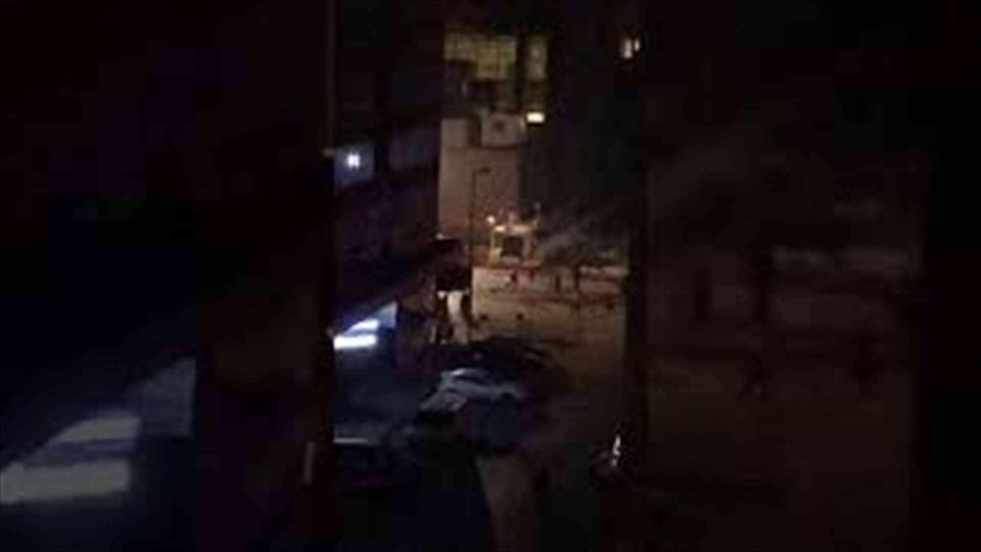 شبان يرشقون مبنى سرايا طرابلس بالحجارة (فيديو)