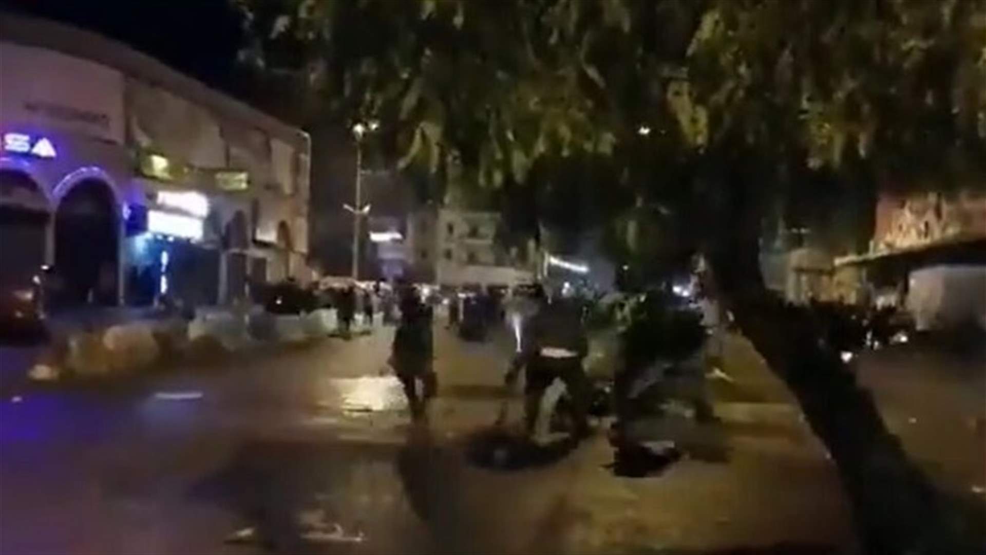 عناصر من مكافحة الشغب تعتدي على مراسل "صوت بيروت إنترناشونال" (فيديو)