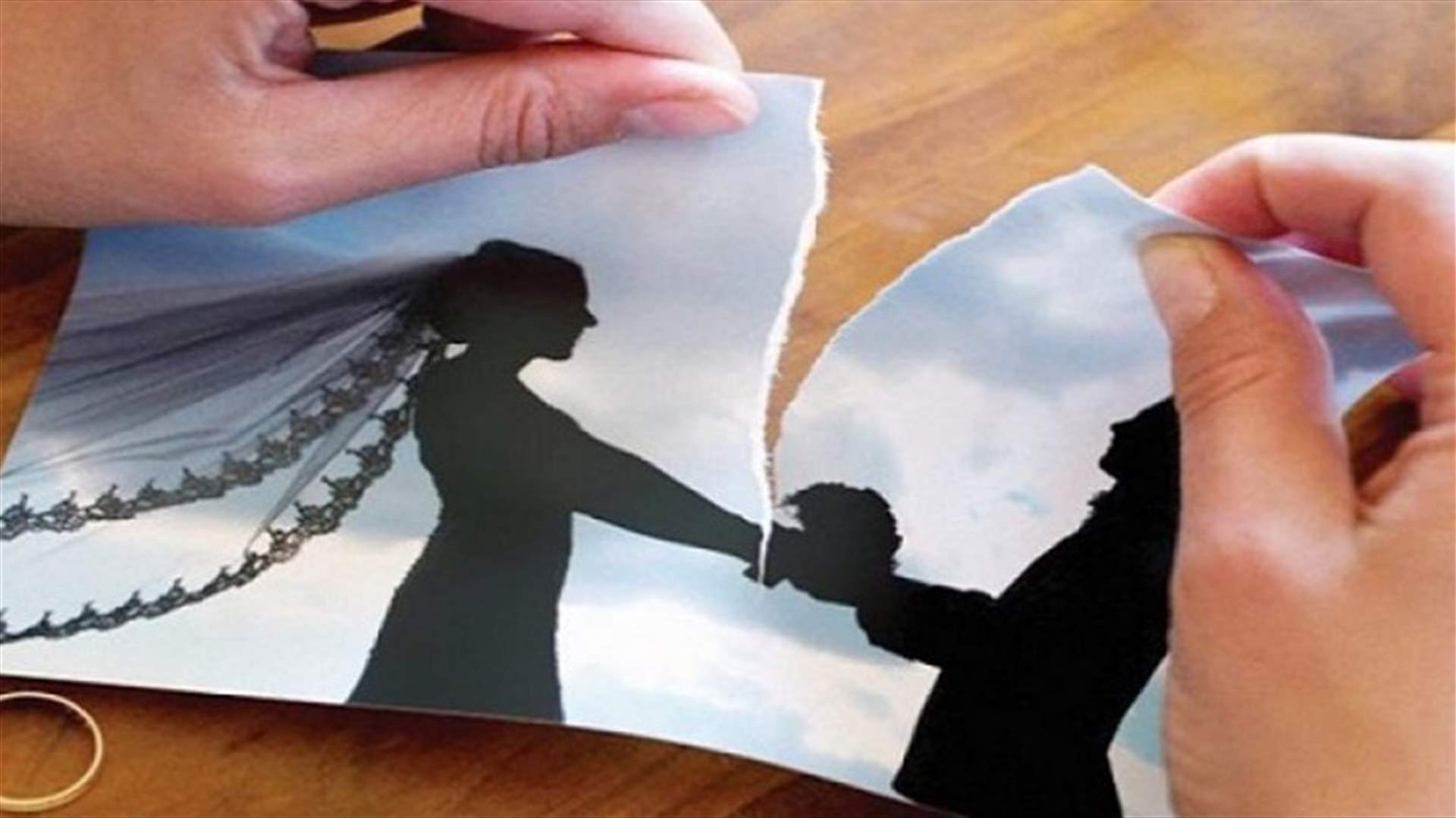 رجل يفضح زوجته عن طريق الصدفة.... لن تصدقوا كيف عثر على 40 فيديو إباحياً لها