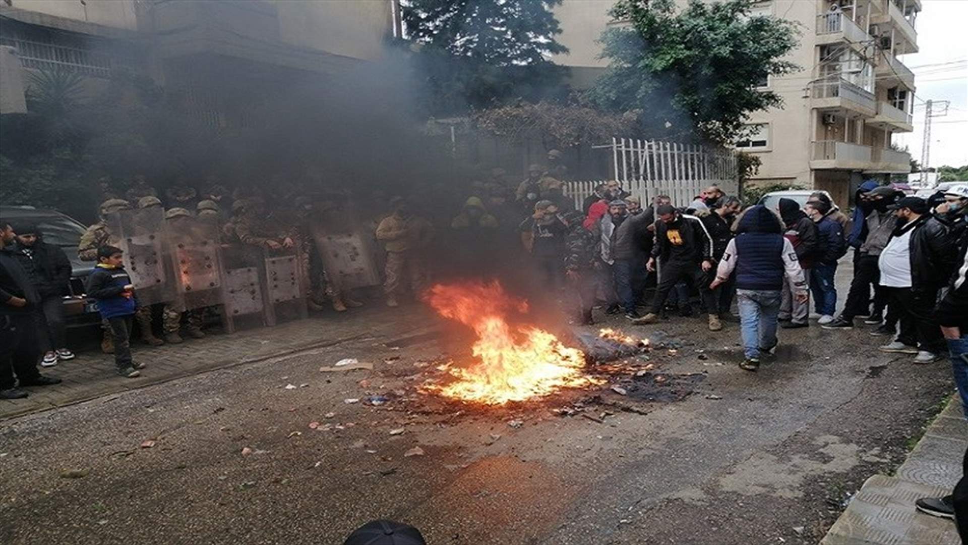 محتجون توجهوا الى منزل الجسر مطالبين باستقالته